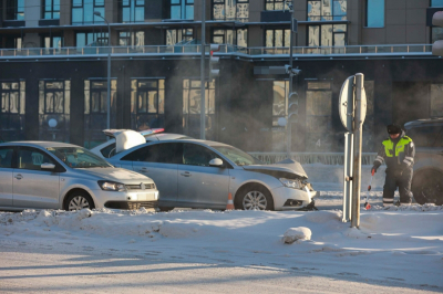 В Карелии две машины на скорости столкнулись на перекрестке: есть пострадавшие
