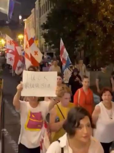 В Грузии вспыхнули протесты после задержания мужчины за избиение русскоязычной девушки: участники требуют его освобождения