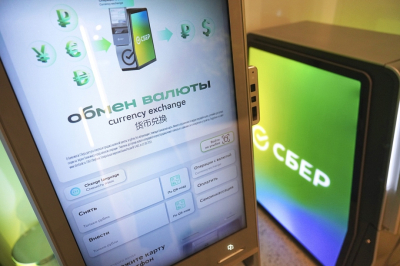Сбер запустил обмен наличной валюты в банкоматах в ТЦ и аэропортах