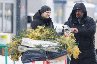 &laquo;А мимозы&hellip; Вы че уж? Веники! Скотине дашь &ndash; есть не будет!&raquo;: как казанцы штурмуют цветочные перед 8 Марта