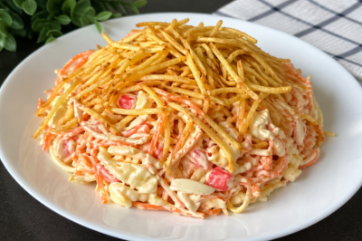 Никакого риса: крабовый салат с картофельной соломкой &mdash; улётный вариант из бюджетных продуктов