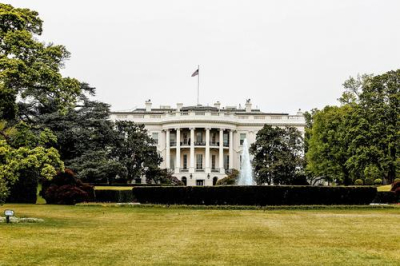 Трамп пожаловался своей администрации, что Иран в ходе переговоров играет с США &laquo;как с сосунками&raquo;, пишет Axios