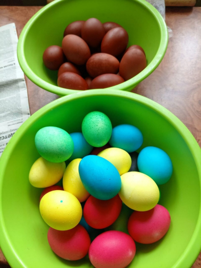 Безопасный декор: технолог назвала натуральные и синтетические красители для пасхальных яиц