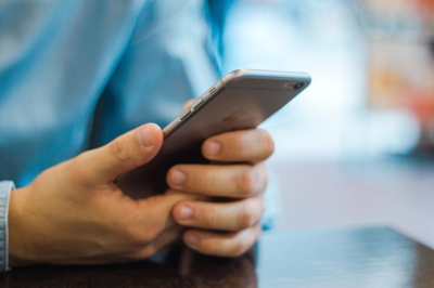 &laquo;Известия&raquo;: смартфоны с антишпионским стеклом сильно нагружают глаза