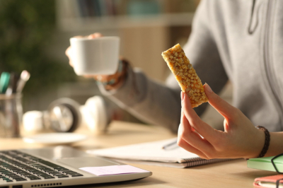 Нутрициолог ответила, можно ли заменить мясо протеиновыми батончиками