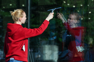 Химик рассказала, как помыть окна без специальных средств