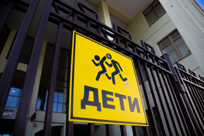 Дети с автоматами в камуфляже разыграли сцену из зоны СВО на 1 сентября