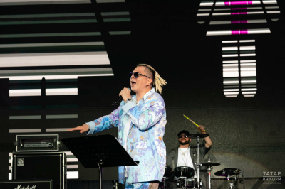 Элвин Грей в Оренбурге спел вместе с трехлетней фанаткой