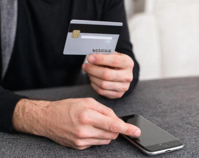 Меняются правила блокировки и списания денег с банковских карт