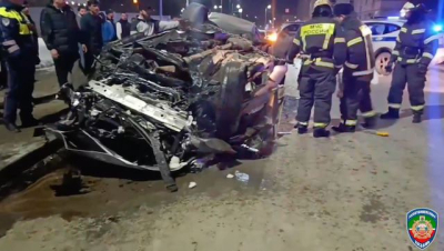 В Казани Lexus протаранил бетонное ограждение: трое погибших, восемь поврежденных авто