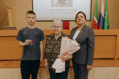 В Альметьевске семьям участников СВО вручили ордена Мужества
