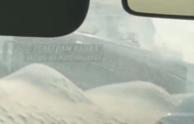 Пылающий трамвай с людьми внутри сняли очевидцы на видео в Казани 11/03/2026 &ndash;