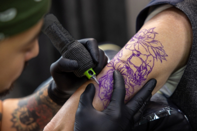 Юрист ответил, кого могут не принять на работу из-за видимых татуировок